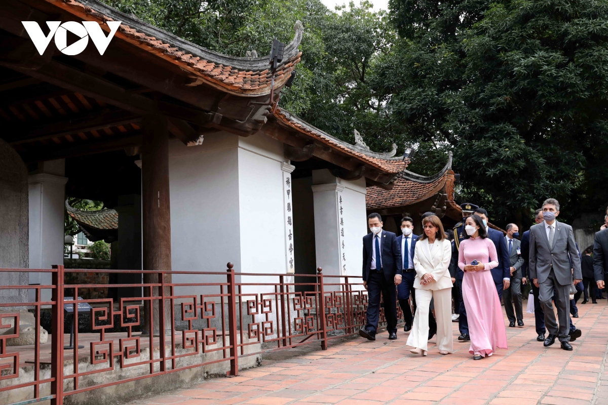 phó chủ tịch nước võ thị Ánh xuân mời tổng thống hy lạp dự tiệc trà tại văn miếu hình ảnh 1 pho chu tich nuoc vo thi Anh xuan moi tong thong hy lap du tiec tra tai van mieu hinh anh 1