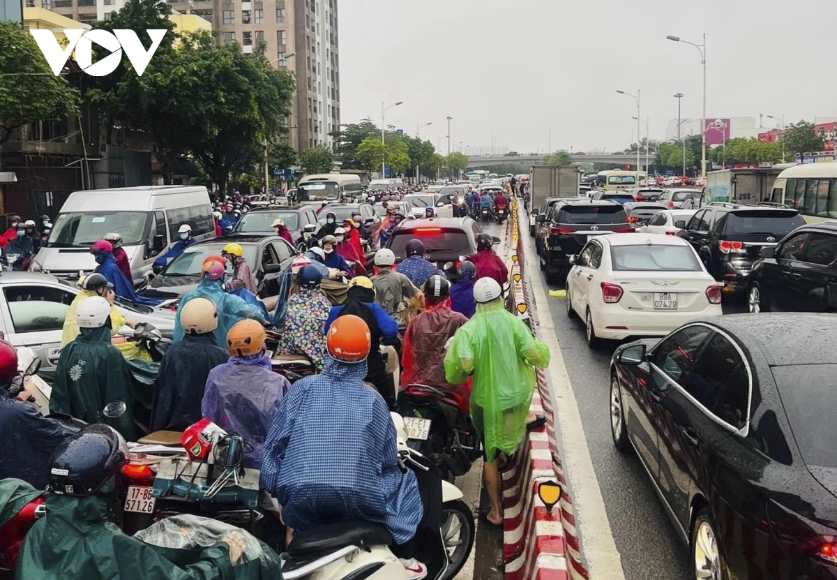 giao thong ha noi un tac trong mua lon, diem den ngap ung co ban duoc thoat nuoc hinh anh 3