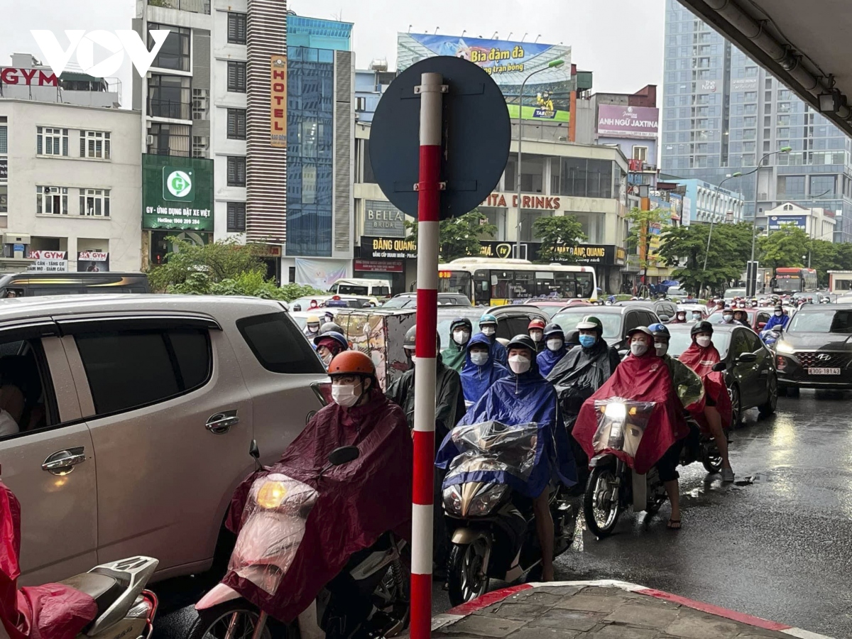 giao thong ha noi un tac trong mua lon, diem den ngap ung co ban duoc thoat nuoc hinh anh 7