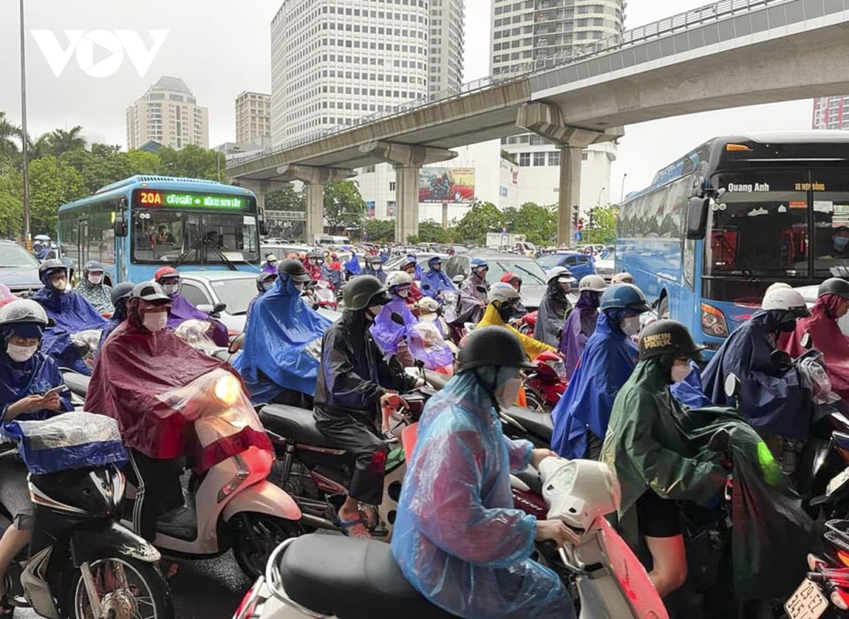 giao thong ha noi un tac trong mua lon, diem den ngap ung co ban duoc thoat nuoc hinh anh 2