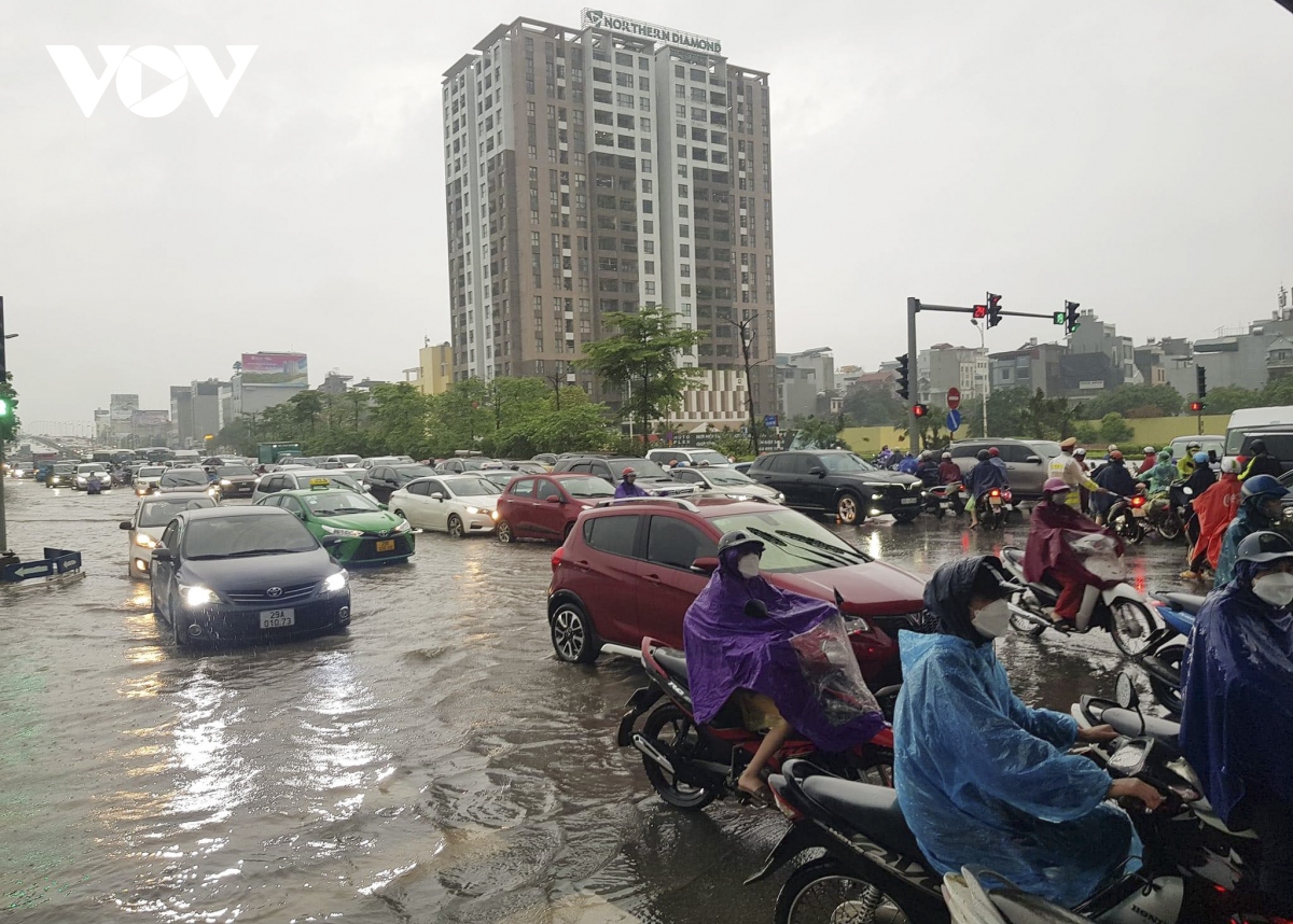 giao thong ha noi un tac trong mua lon, diem den ngap ung co ban duoc thoat nuoc hinh anh 10