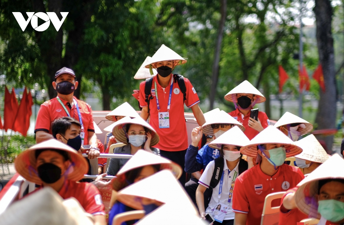 Doi tuyen cau may thai lan doi non di choi khap ha noi hinh anh 2