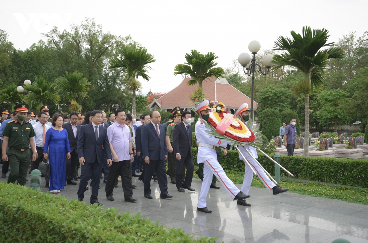 chu tich nuoc tuong nho cac anh hung liet si, tang qua cuu chien binh Dien bien phu hinh anh 1