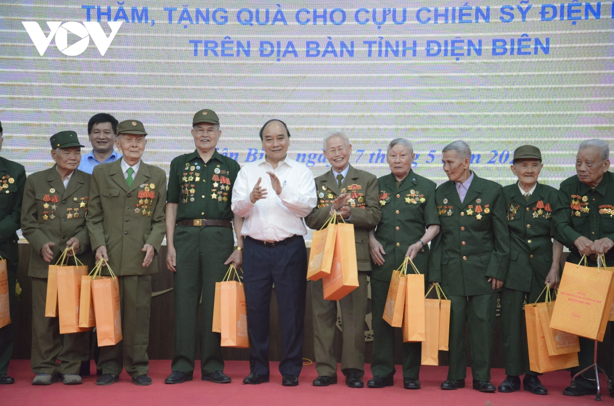 chu tich nuoc tuong nho cac anh hung liet si, tang qua cuu chien binh Dien bien phu hinh anh 5