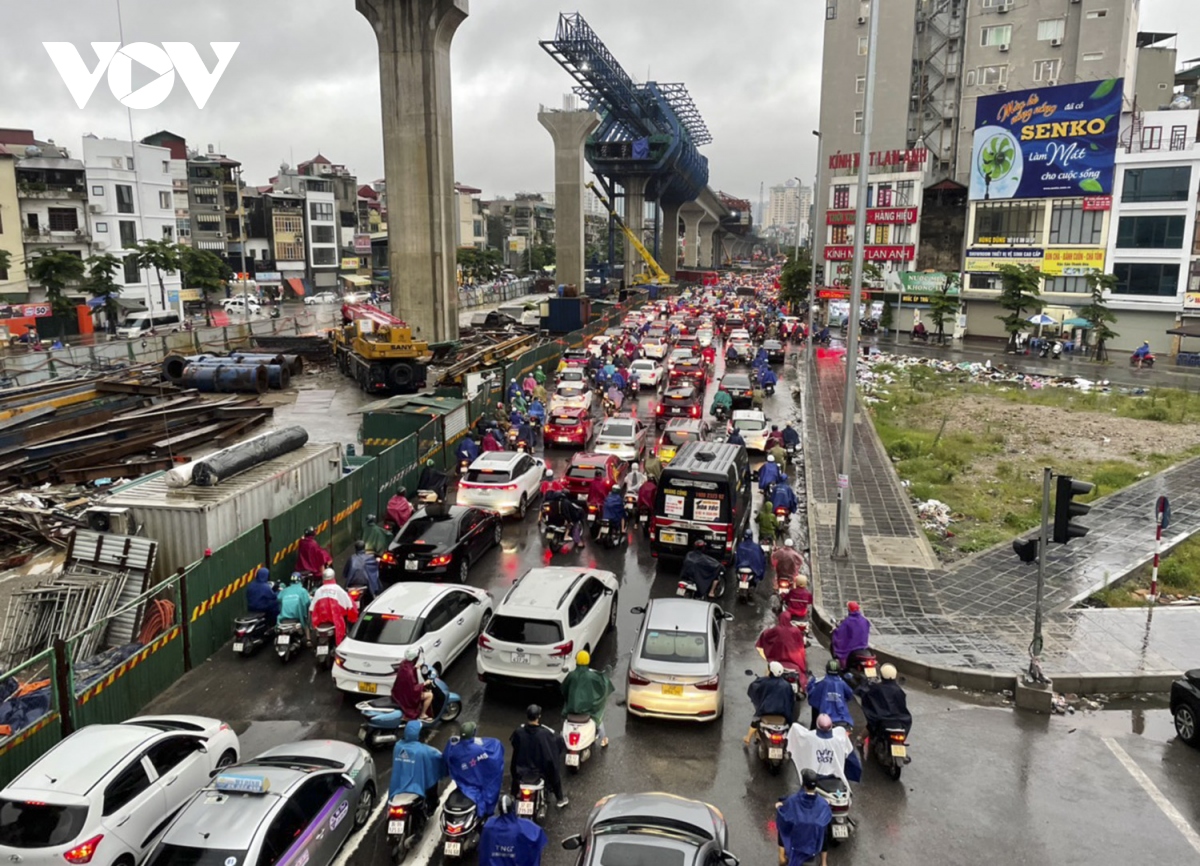 giao thong ha noi un tac trong mua lon, diem den ngap ung co ban duoc thoat nuoc hinh anh 6