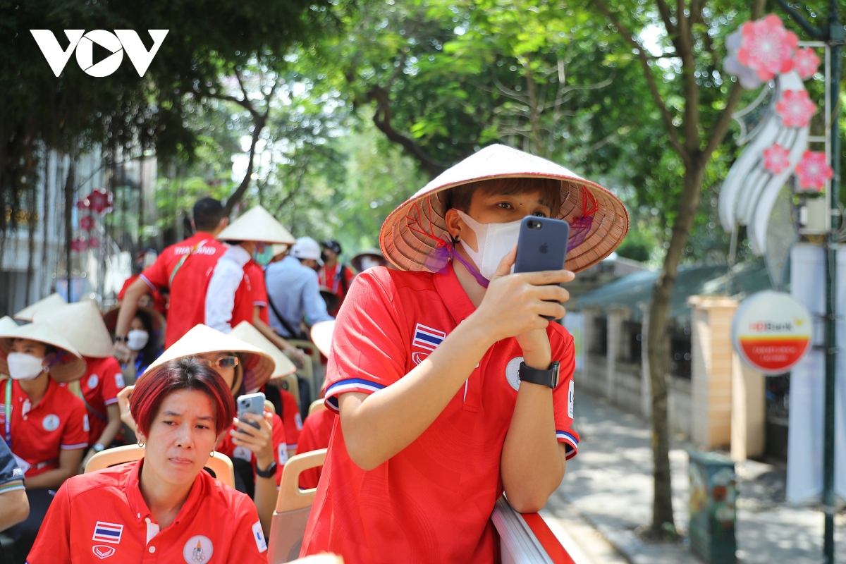 Doi tuyen cau may thai lan doi non di choi khap ha noi hinh anh 7