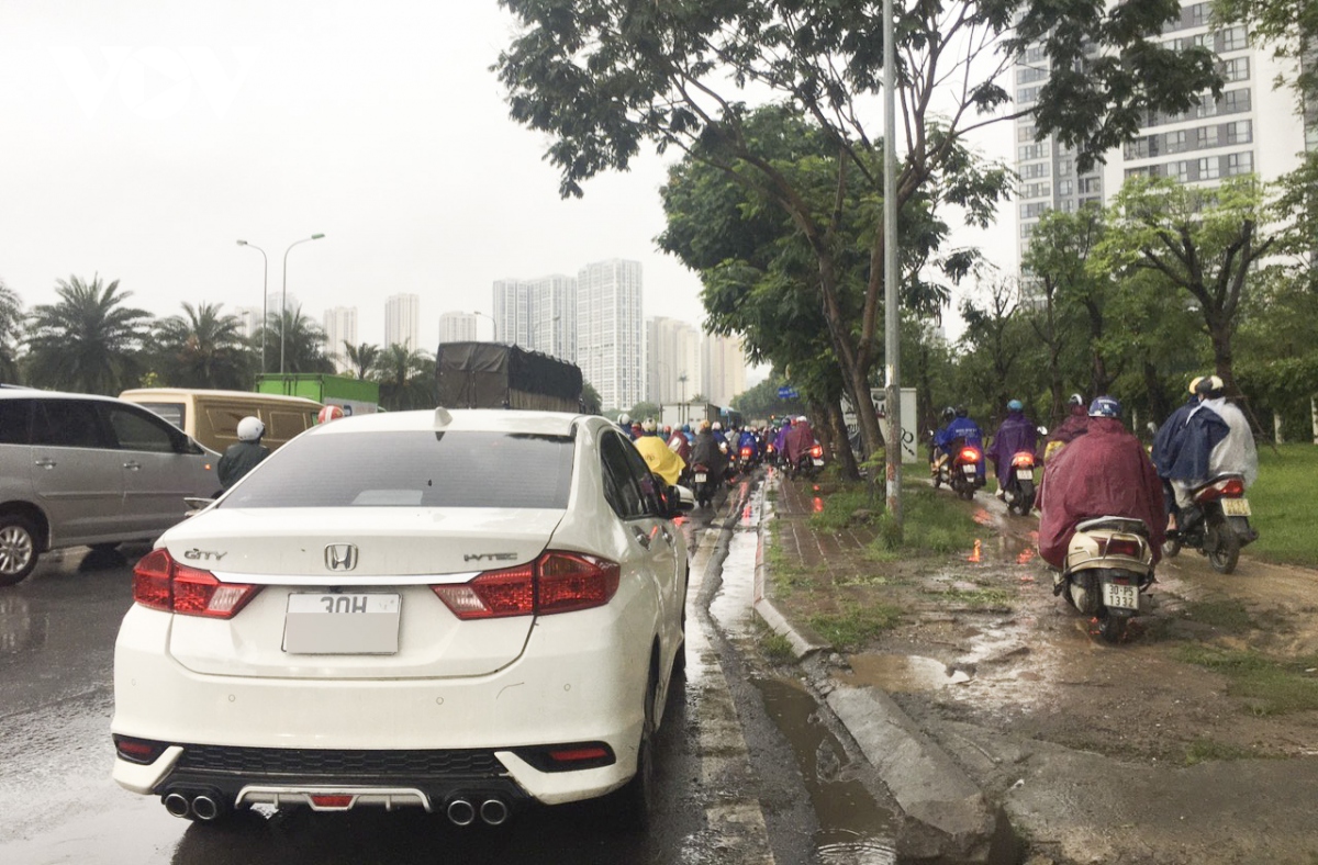 giao thong ha noi un tac trong mua lon, diem den ngap ung co ban duoc thoat nuoc hinh anh 9