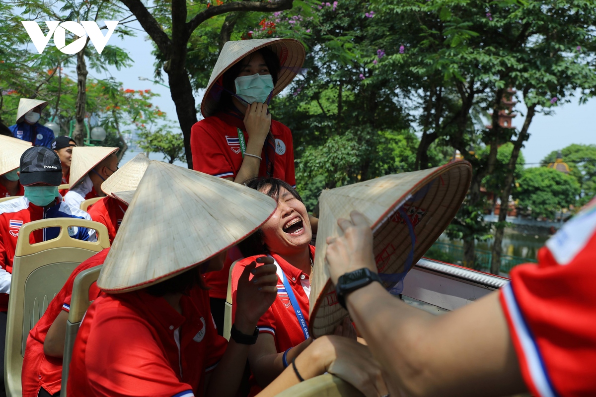 Doi tuyen cau may thai lan doi non di choi khap ha noi hinh anh 9