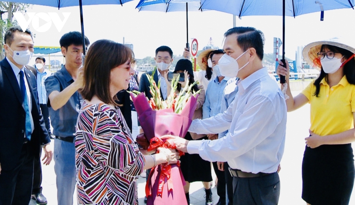 greek president katerina sakellaropoulou visits ha long bay picture 1