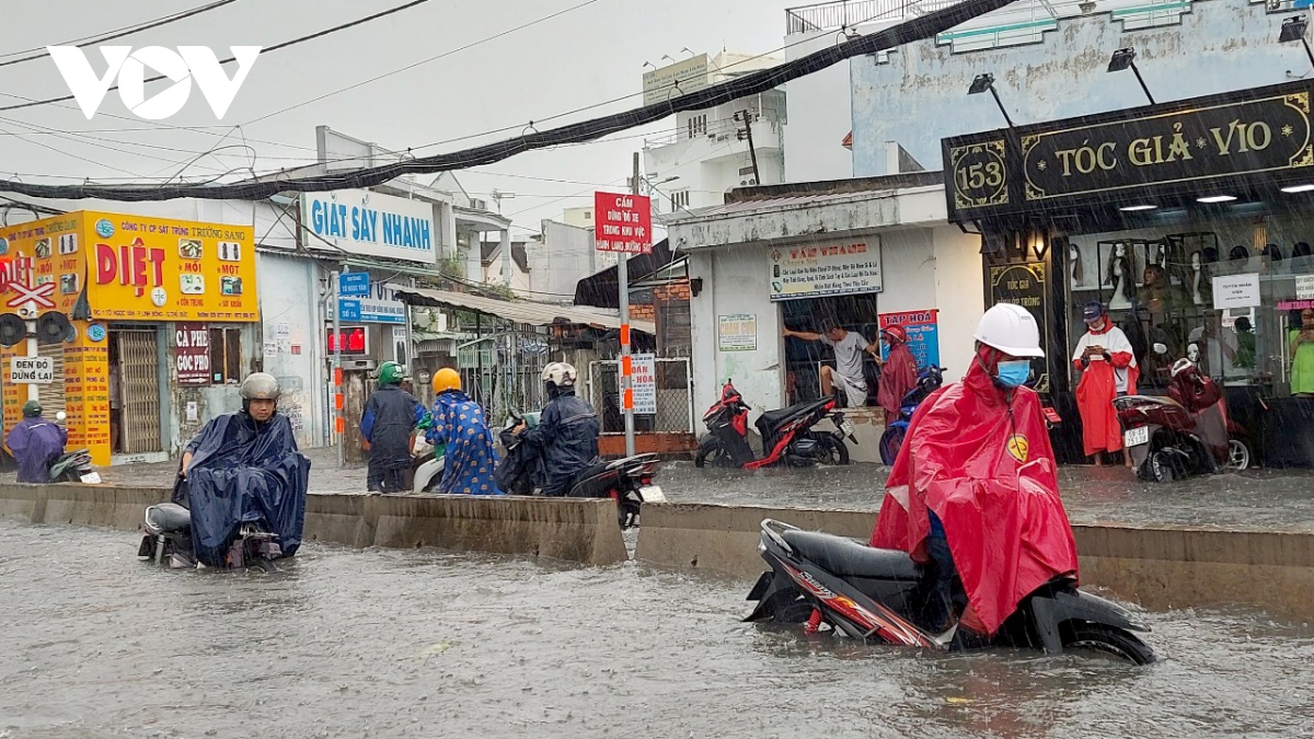 tp.hcm mua lon gay ngap sau, nhieu phuong tien phai dat bo hinh anh 1