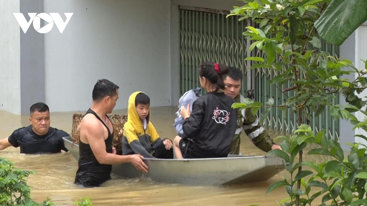 công an lạng sơn dầm mình trong lũ giải cứu dân mắc kẹt hình ảnh 7 cong an lang son dam minh trong lu giai cuu dan mac ket hinh anh 7