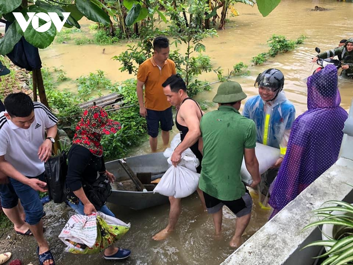 công an lạng sơn dầm mình trong lũ giải cứu dân mắc kẹt hình ảnh 8 cong an lang son dam minh trong lu giai cuu dan mac ket hinh anh 8