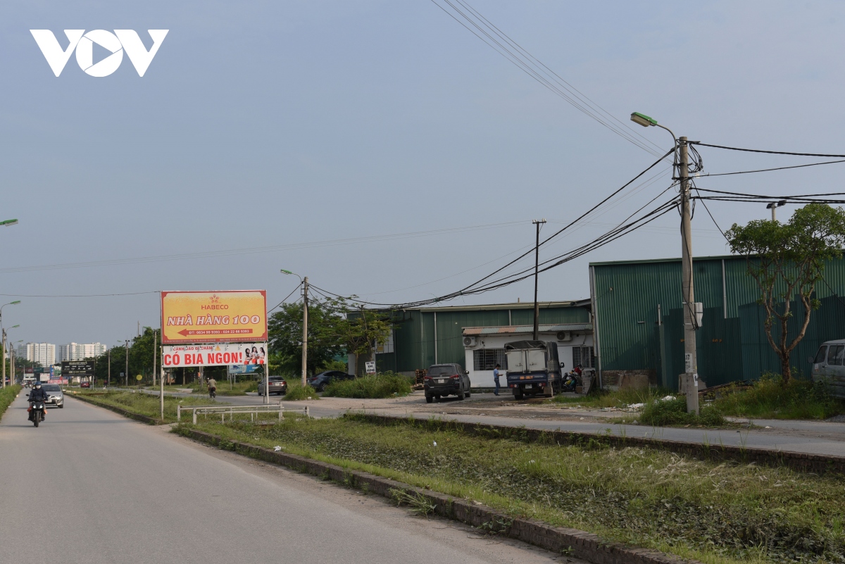 cong vien the thao cay xanh ha Dong bo hoang, nha hang, kho xuong moc len nhu nam hinh anh 10