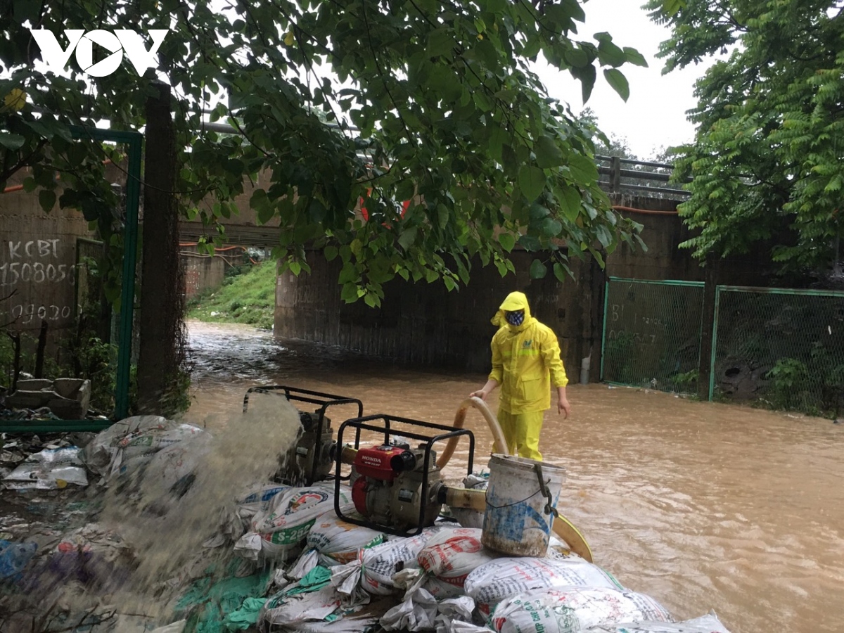 giao thong ha noi un tac trong mua lon, diem den ngap ung co ban duoc thoat nuoc hinh anh 14