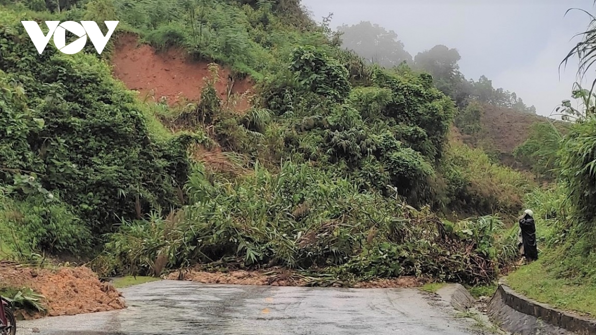 nhieu tuyen giao thong tiep tuc bi sat lo do mua lon o bac kan hinh anh 1