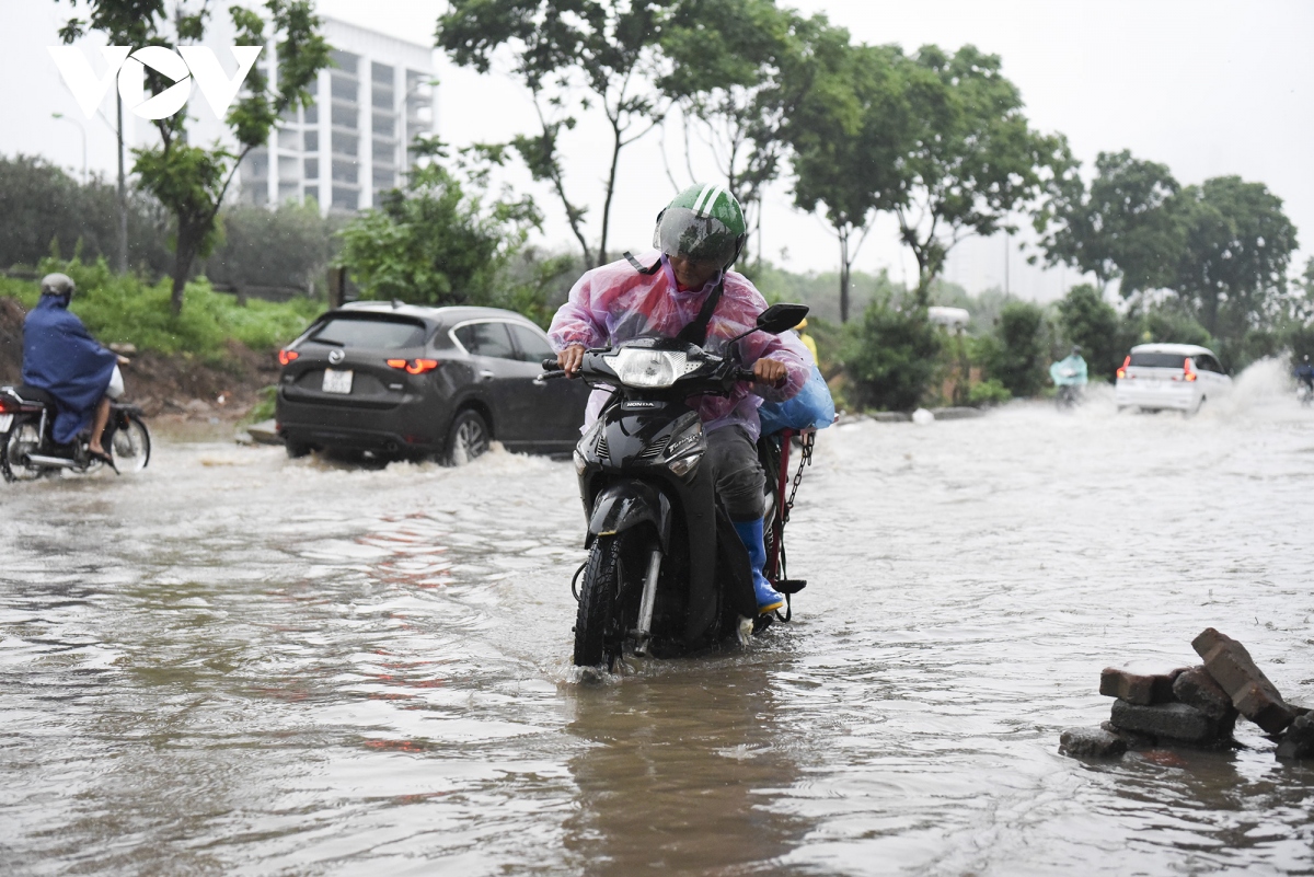 giao thong ha noi un tac trong mua lon, diem den ngap ung co ban duoc thoat nuoc hinh anh 11