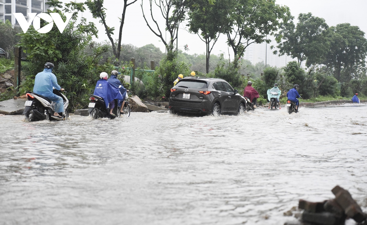 giao thong ha noi un tac trong mua lon, diem den ngap ung co ban duoc thoat nuoc hinh anh 17