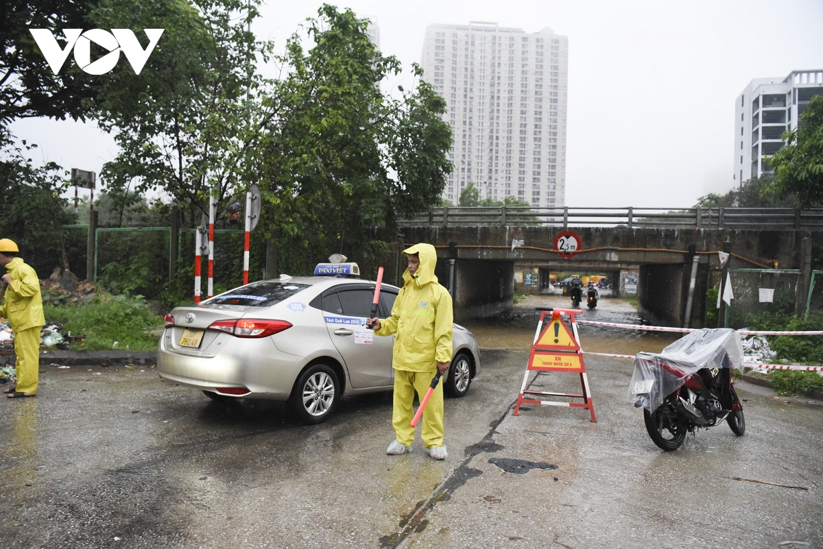 giao thong ha noi un tac trong mua lon, diem den ngap ung co ban duoc thoat nuoc hinh anh 13