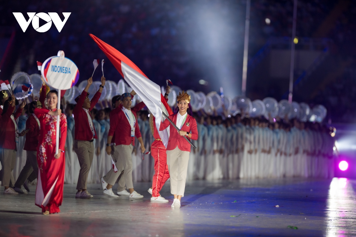 thieng lieng, tu hao le thuong co va ruoc duoc tai khai mac sea games 31 hinh anh 7