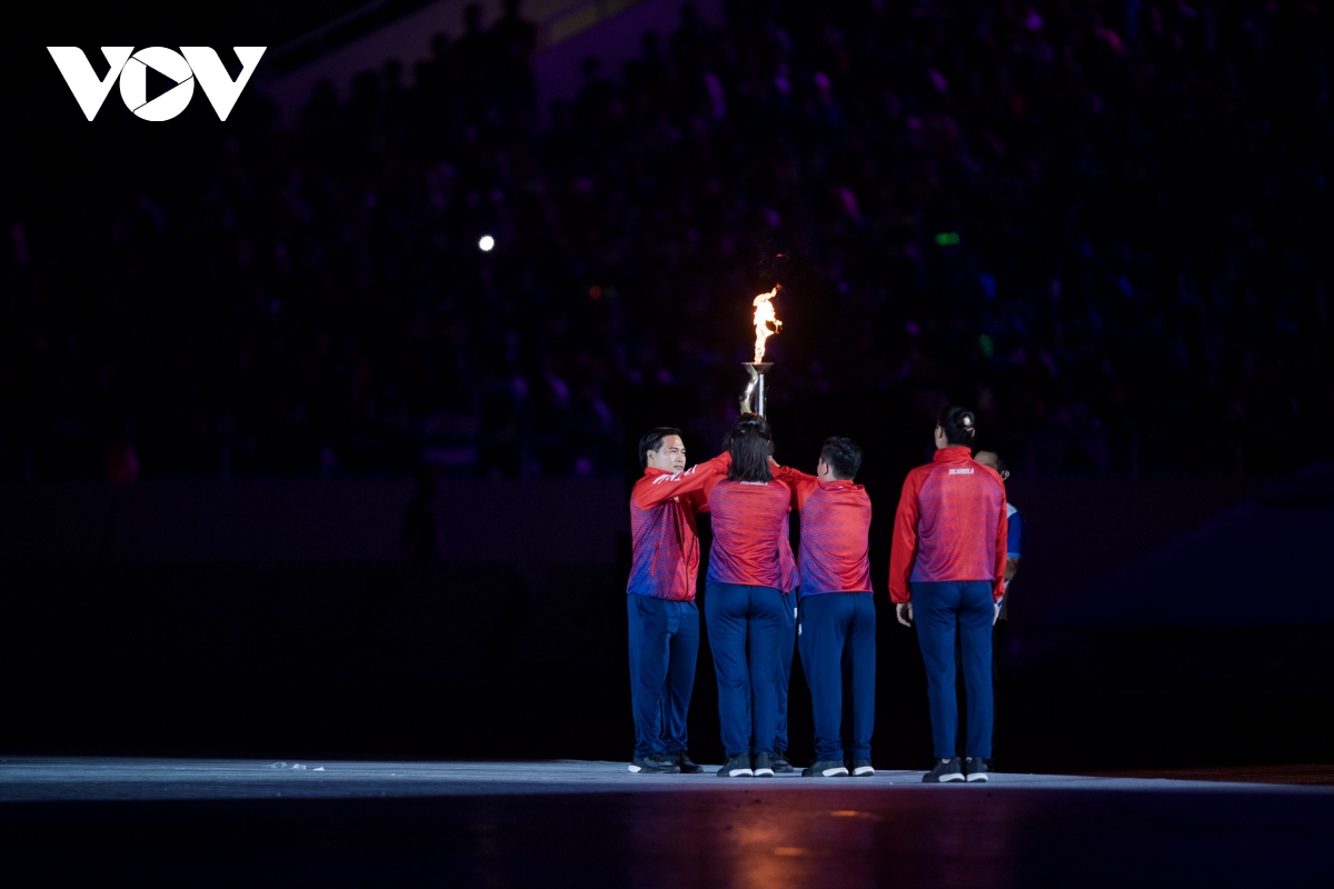 thieng lieng, tu hao le thuong co va ruoc duoc tai khai mac sea games 31 hinh anh 14