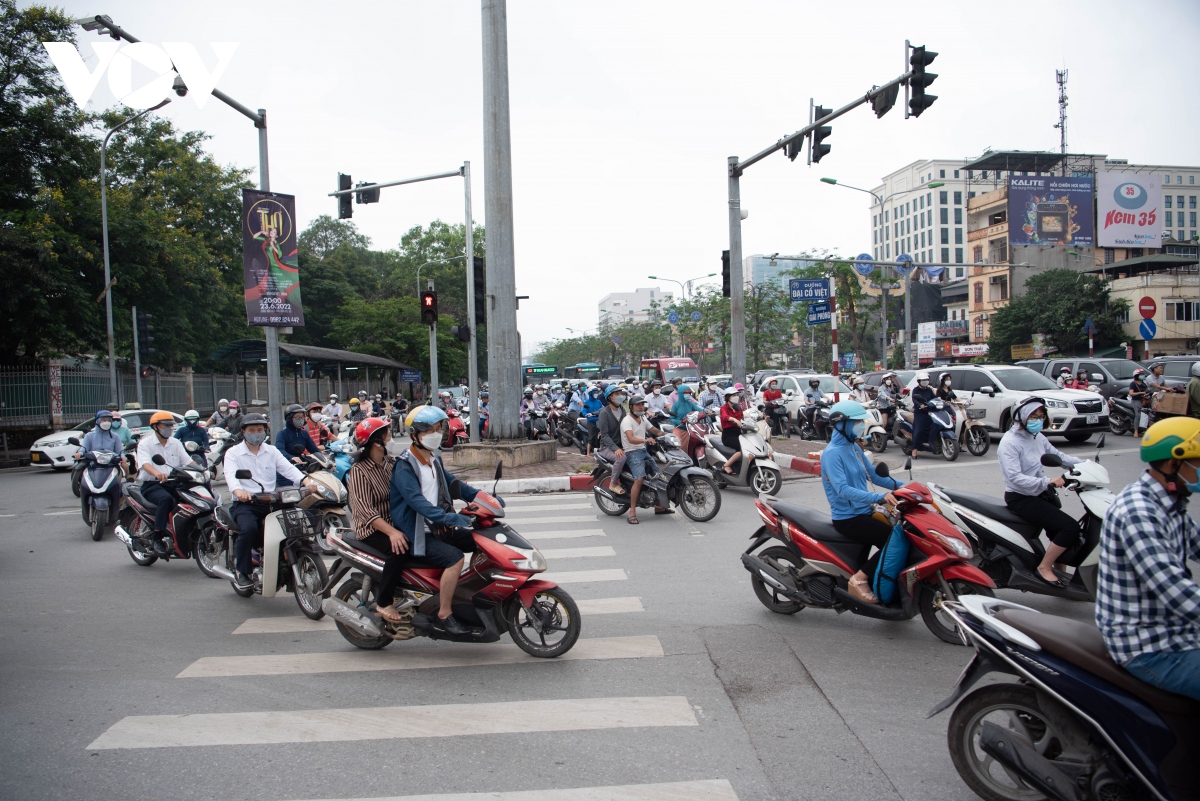 Giao thông Hà Nội tiếp tục tắc nghẽn kéo dài trong ngày đầu tuần - Ảnh 13.