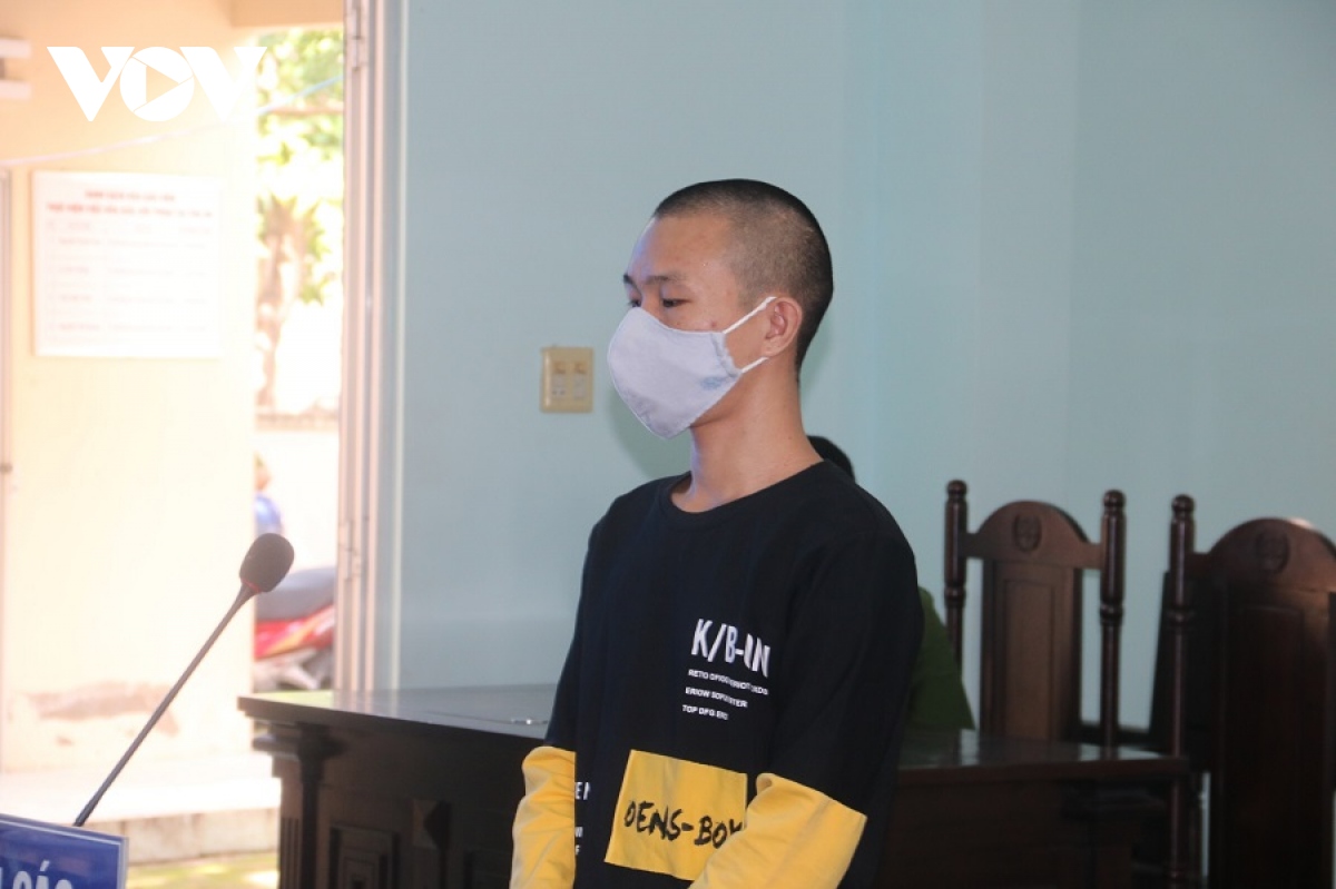 người điều khiển xe xúc đập nát 2 ô tô ở bình thuận lĩnh án 2 năm 6 tháng tù hình ảnh 1 nguoi dieu khien xe xuc dap nat 2 o to o binh thuan linh an 2 nam 6 thang tu hinh anh 1