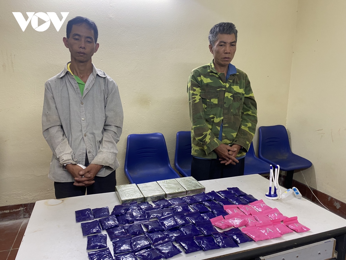 Rủ nhau mua 4 bánh heroin và 12.000 viên ma túy về bán kiếm lời