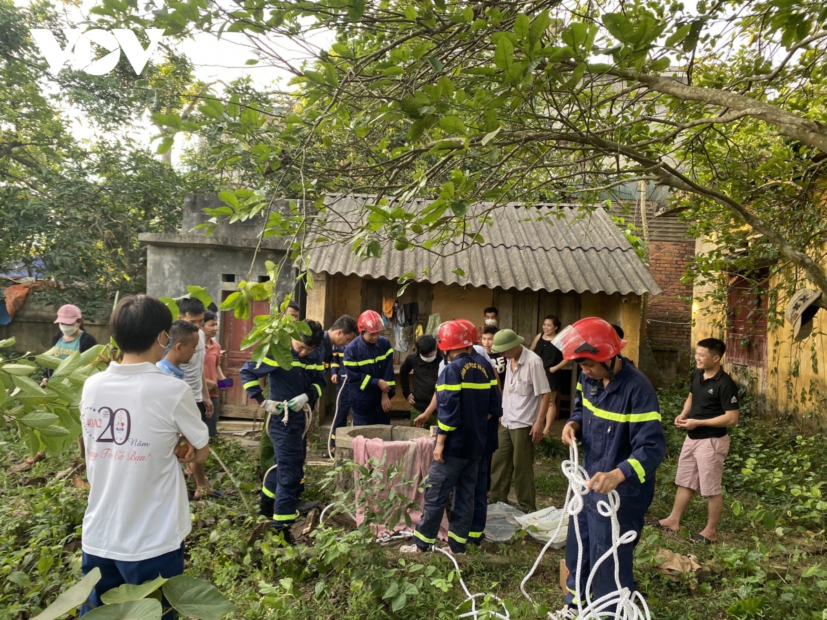 thanh hoa cuu song nguoi dan ong vo gia cu mac ket duoi gieng nhieu ngay hinh anh 1