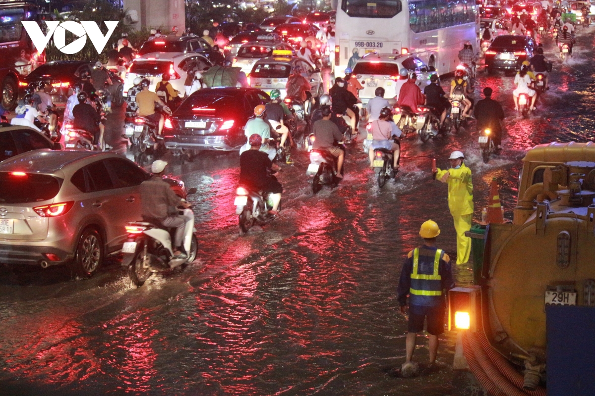 sau mua lon, duong pho ha noi tac nghen keo dai hinh anh 7