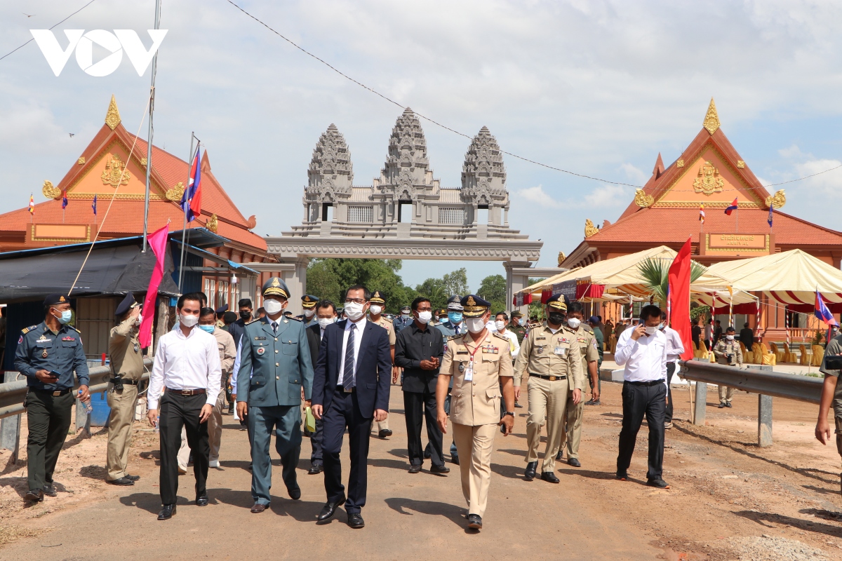 viet nam-campuchia cung nhat tri noi lai tuyen du lich duong bo va hang khong hinh anh 1