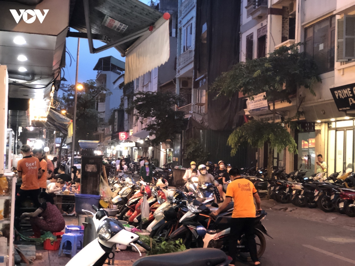 via he o ha noi bi hang an chiem dung, khong con cho danh cho nguoi di bo hinh anh 11