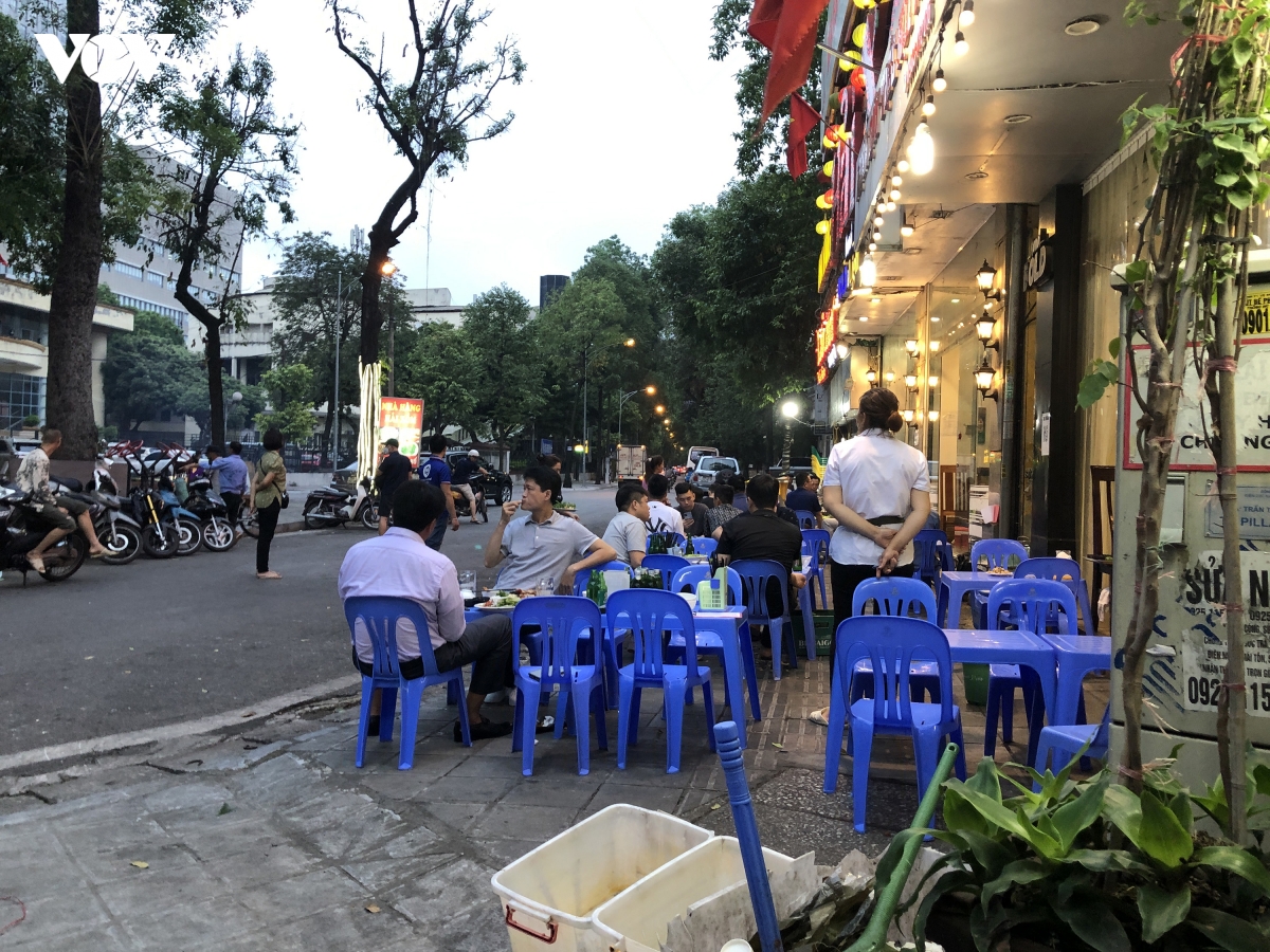 via he o ha noi bi hang an chiem dung, khong con cho danh cho nguoi di bo hinh anh 7