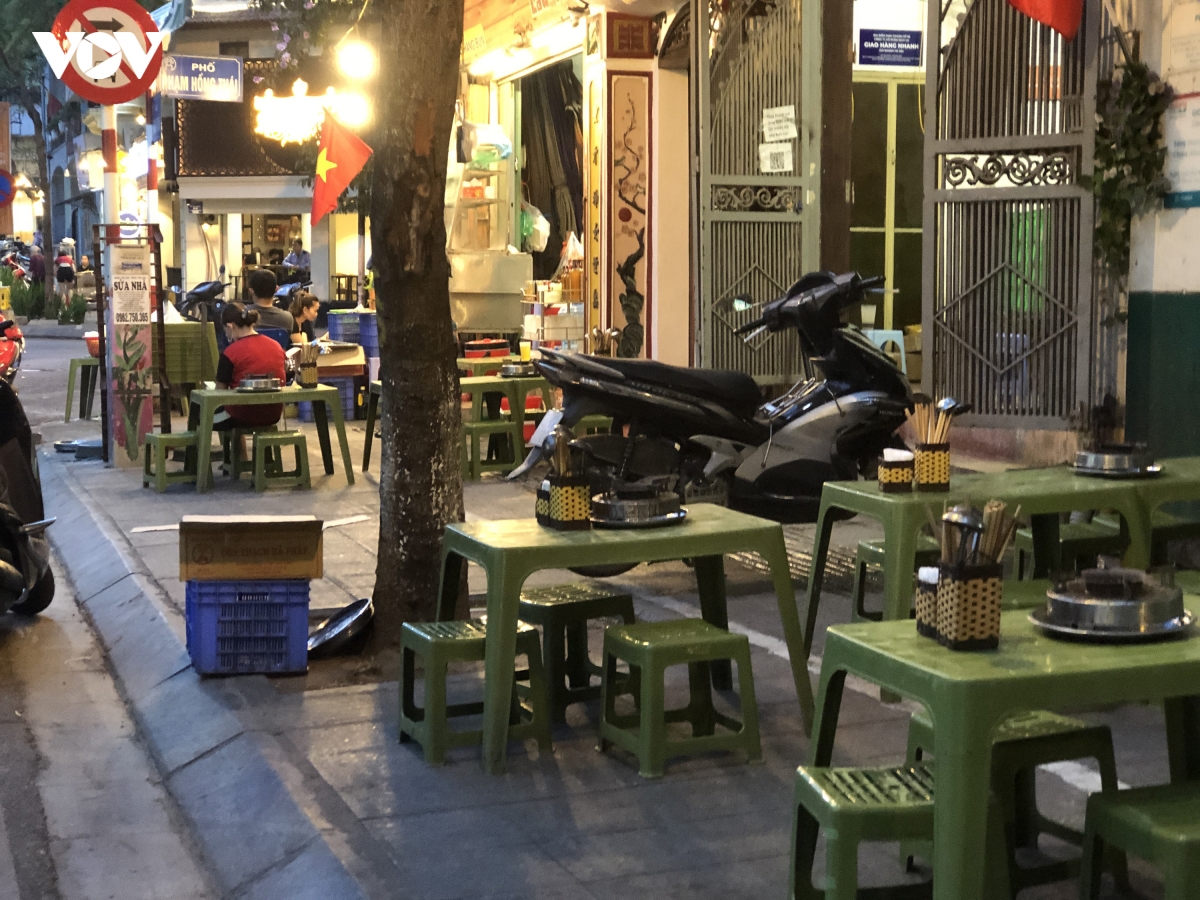 via he o ha noi bi hang an chiem dung, khong con cho danh cho nguoi di bo hinh anh 10