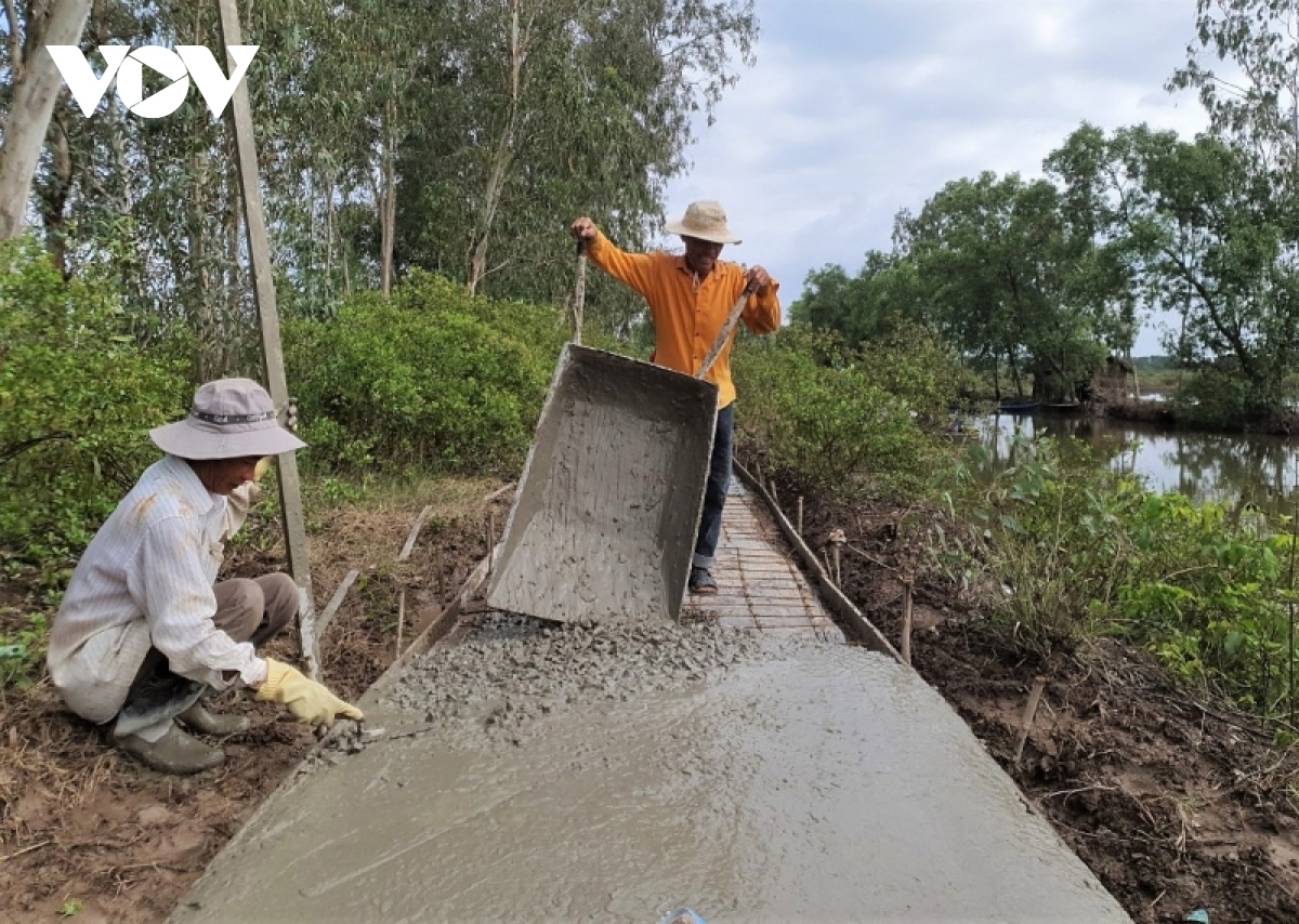 Người dân Cà Mau cùng làm đường để đổi mới nông thôn | VOV.VN