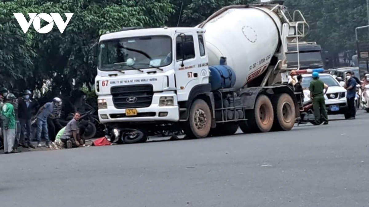 nguoi phu nu di xe may tu vong do bi cuon vao gam xe bon hinh anh 1