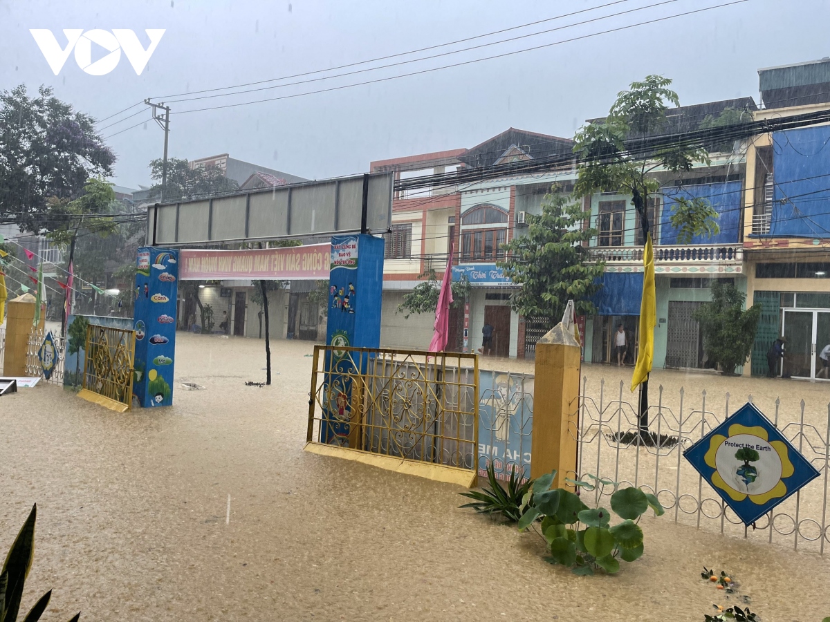 mua lon ngap lut nhieu tuyen duong, dat da sat vao nha dan o tp lao cai hinh anh 1