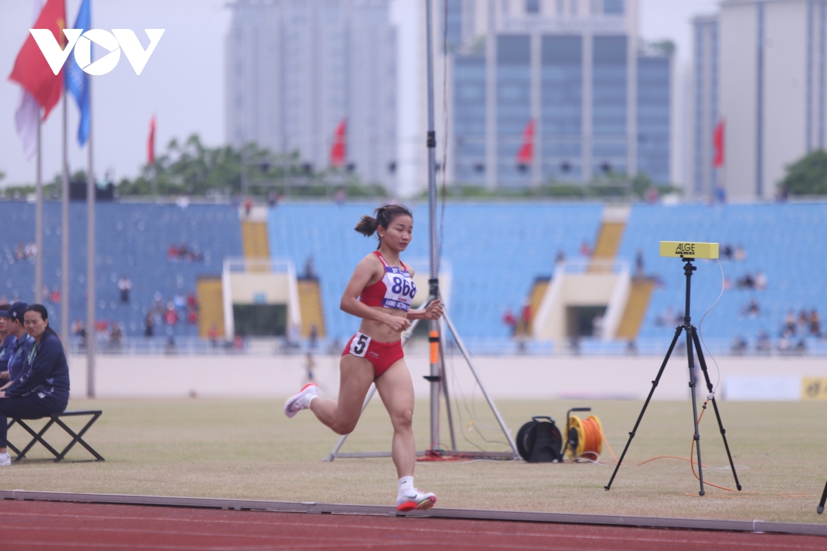 nguyen thi oanh Y chi phi thuong cua nu hoang vuot chuong ngai hinh anh 2