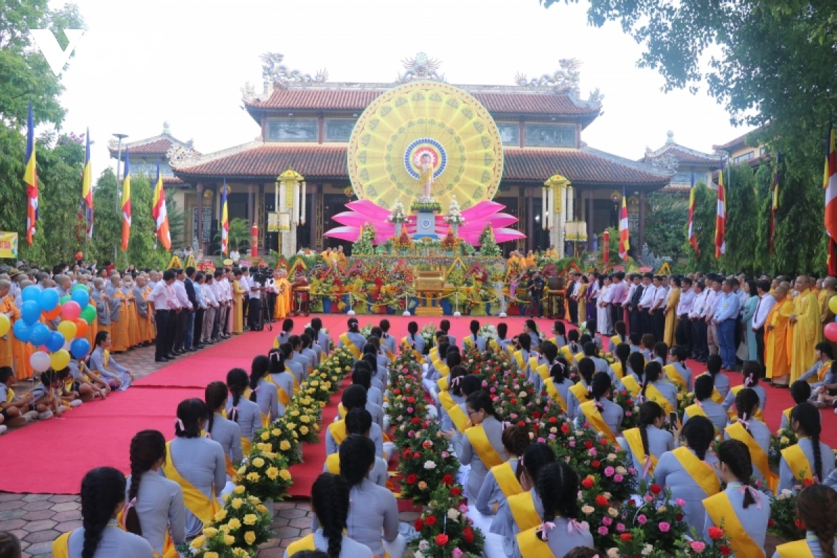 Tưng bừng Đại lễ Phật đản trên cả nước | VOV.VN