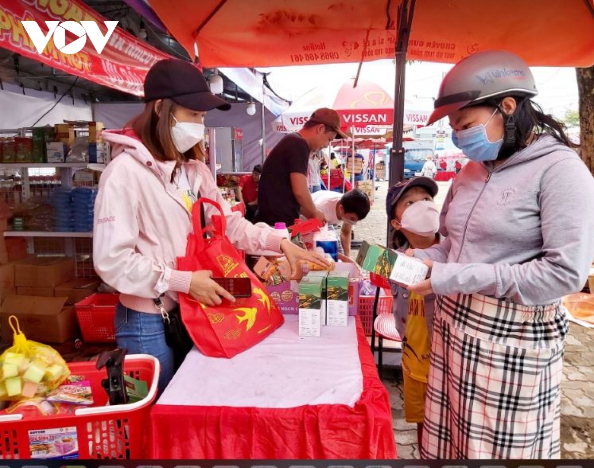 Đà nẵng khám bệnh miễn phí cho gần 1.000 thanh niên, công nhân nghèo hình ảnh 3 Da nang kham benh mien phi cho gan 1.000 thanh nien, cong nhan ngheo hinh anh 3