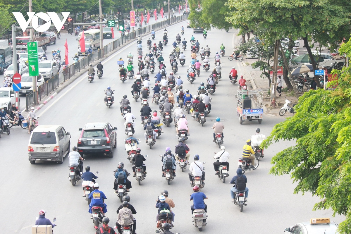 giao thong ha noi cho un u, cho thong thoang trong buoi chieu ket thuc ky nghi le hinh anh 13