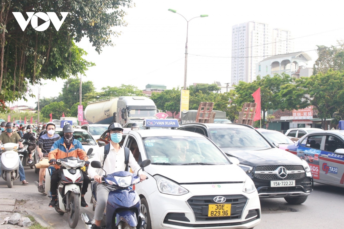 giao thong ha noi cho un u, cho thong thoang trong buoi chieu ket thuc ky nghi le hinh anh 11