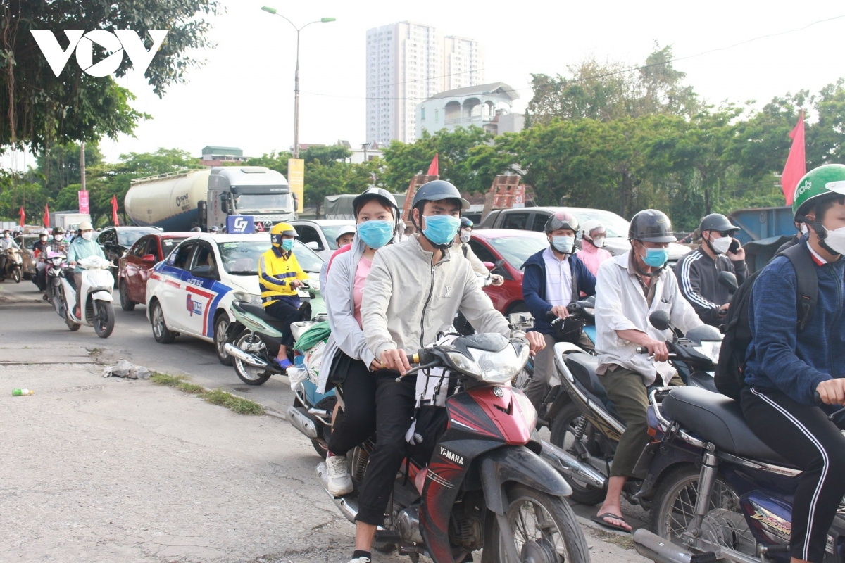 giao thong ha noi cho un u, cho thong thoang trong buoi chieu ket thuc ky nghi le hinh anh 10