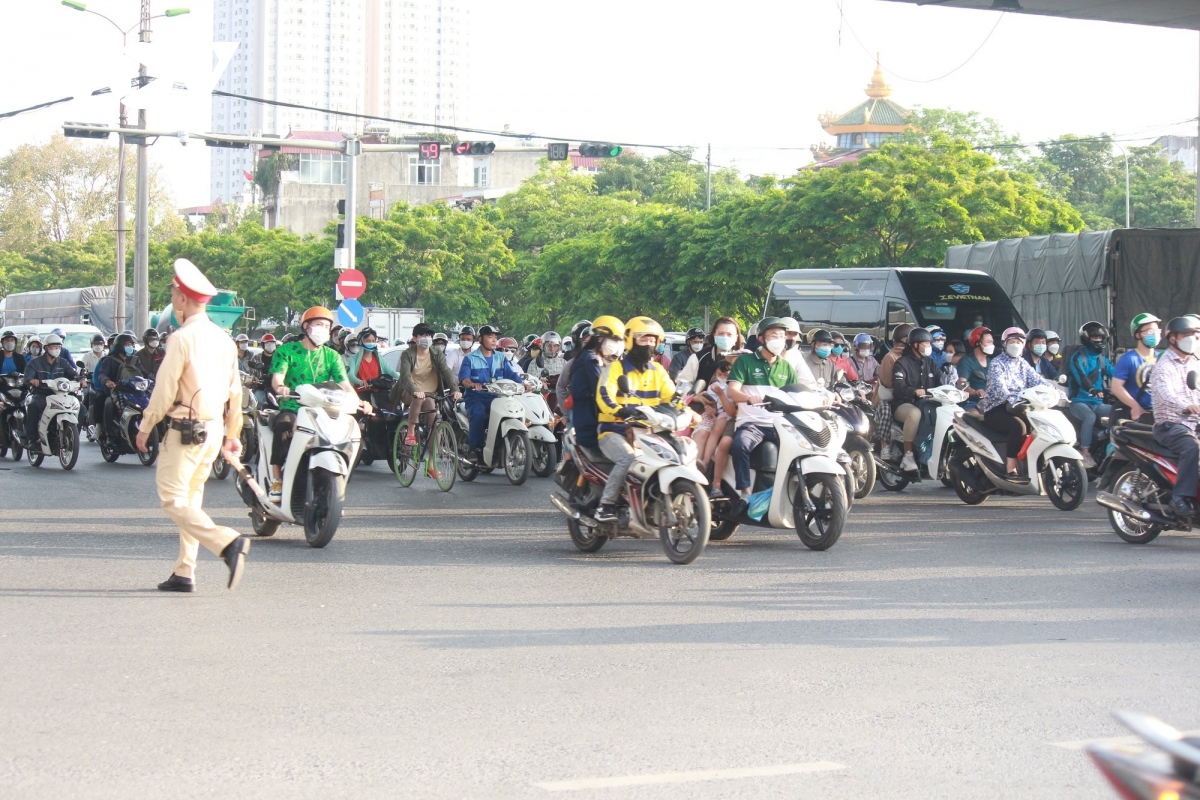 giao thong ha noi cho un u, cho thong thoang trong buoi chieu ket thuc ky nghi le hinh anh 9