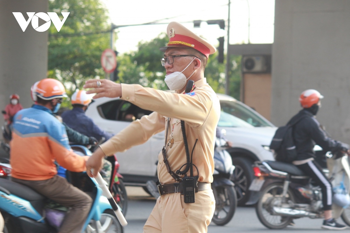 giao thong ha noi cho un u, cho thong thoang trong buoi chieu ket thuc ky nghi le hinh anh 12