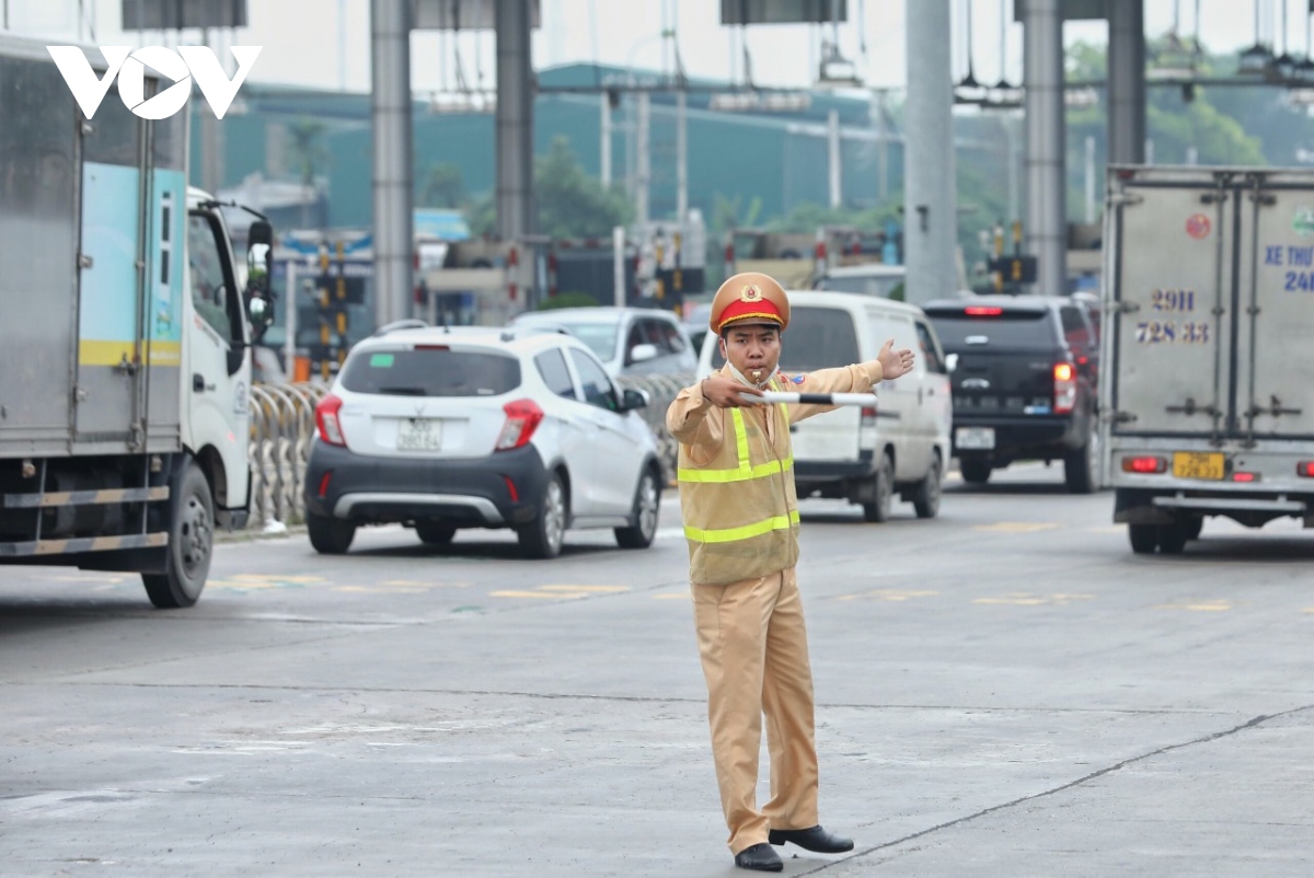 giao thong ha noi cho un u, cho thong thoang trong buoi chieu ket thuc ky nghi le hinh anh 23