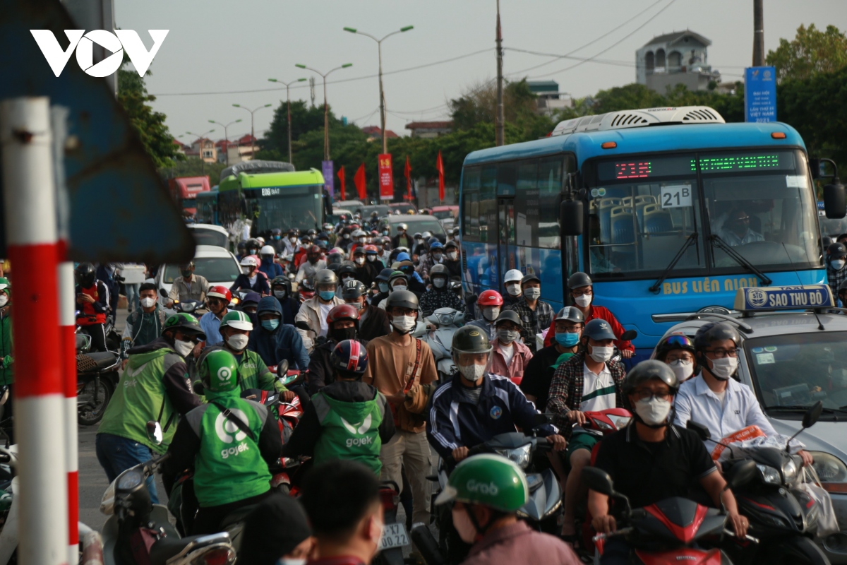 giao thong ha noi cho un u, cho thong thoang trong buoi chieu ket thuc ky nghi le hinh anh 1