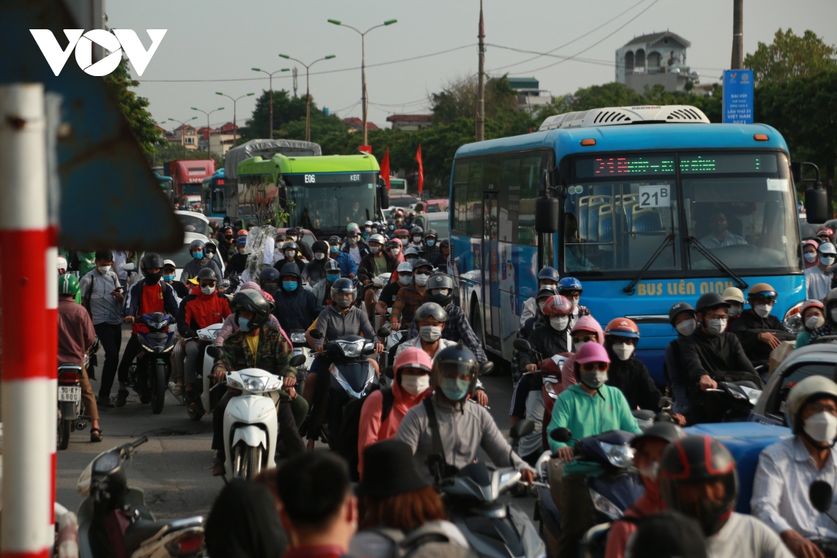 giao thong ha noi cho un u, cho thong thoang trong buoi chieu ket thuc ky nghi le hinh anh 2