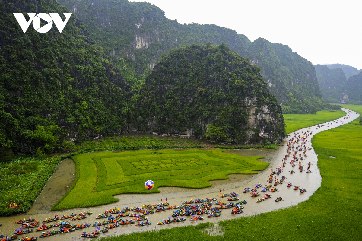 chia khoa de du lich ninh binh phat trien ben vung, niu chan du khach hinh anh 1