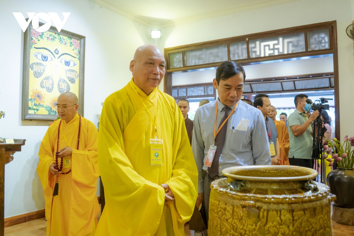 nghi le thap sang bieu tuong bay buoc di cua Duc phat luc dan sinh hinh anh 9