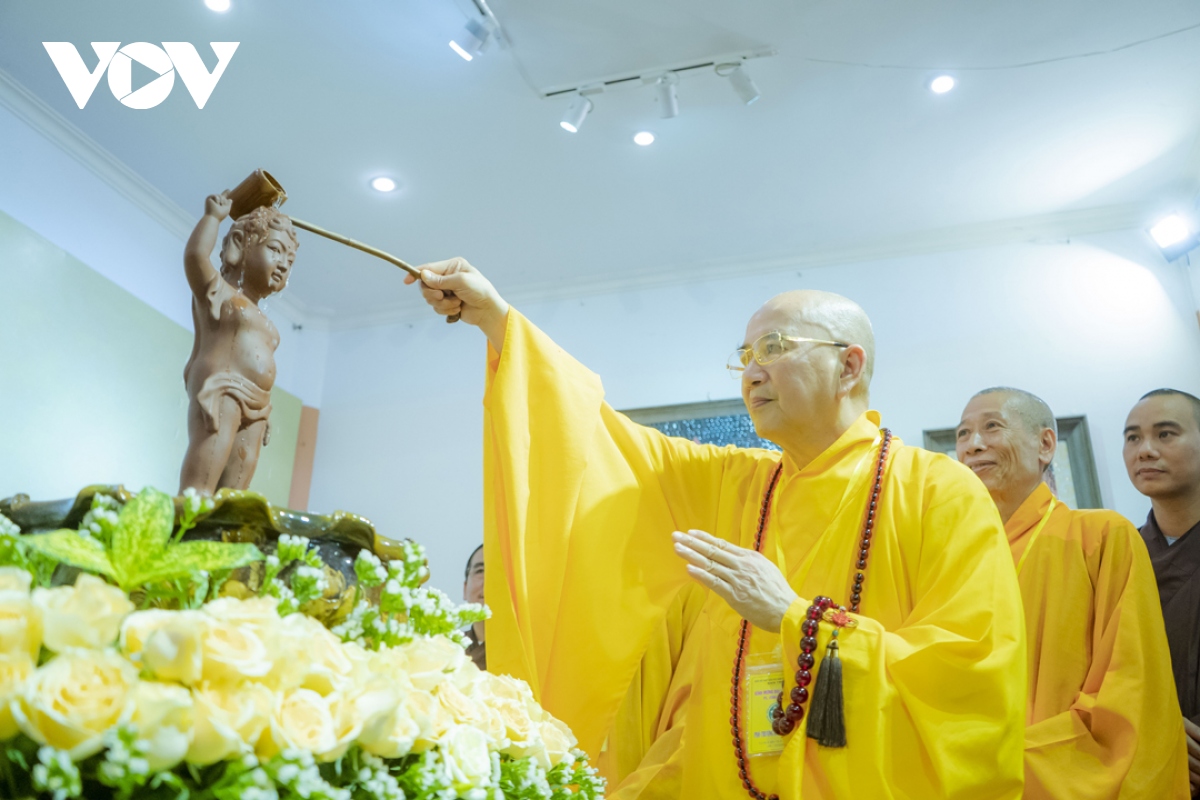 nghi le thap sang bieu tuong bay buoc di cua Duc phat luc dan sinh hinh anh 10